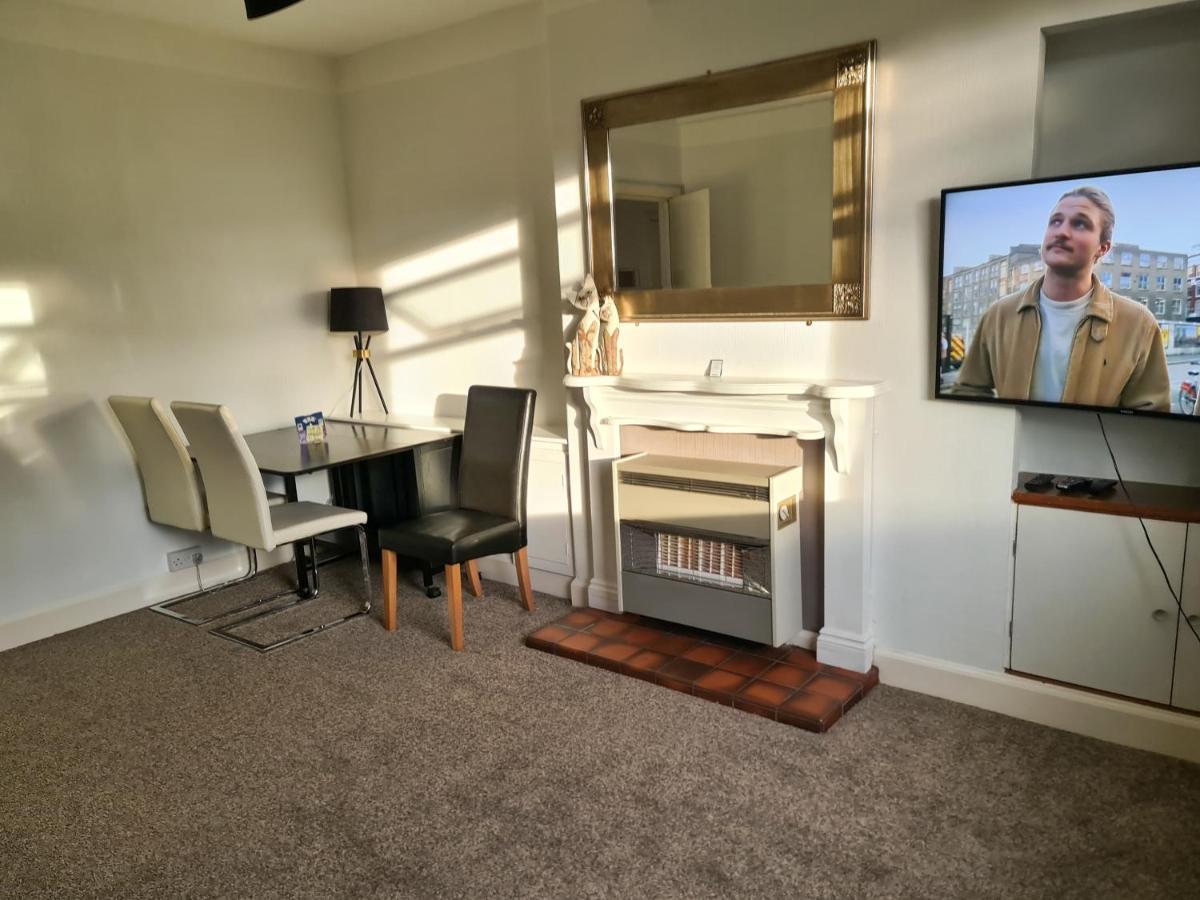 Lovely Self-Catering Apartment In City Centre Dumfries Exteriör bild